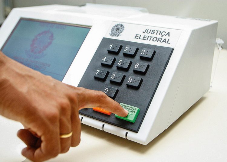 #PratodoMUndoVer: a imagem contém uma pessoa votando na urna eletrônica