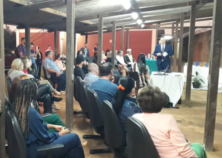 foto de discurso do presidente de ONG falando sobre a caminhada do bem