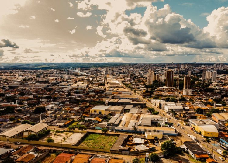 foto aérea da cidade de anápolis