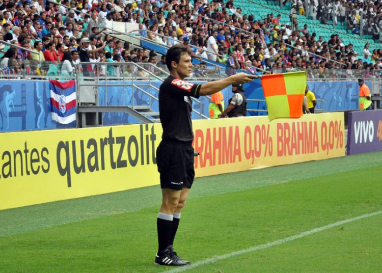 FOTO DE BANDEIRINHA BRUNO PIRES EM CAMPO, O MESMO FOI CONVOCADO PARA COPA DO MUNDO DE 2022