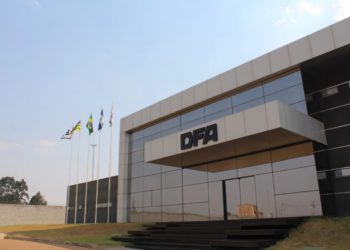 foto de frente da nova fábrica da DFA, que fabricará armas, no DAIA