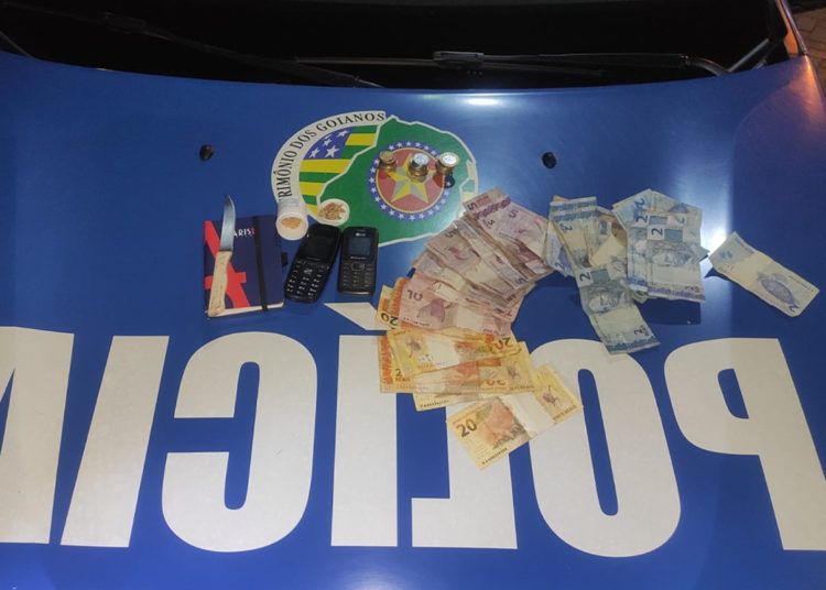 Drogas e dinheiro encontrados com os indivíduos