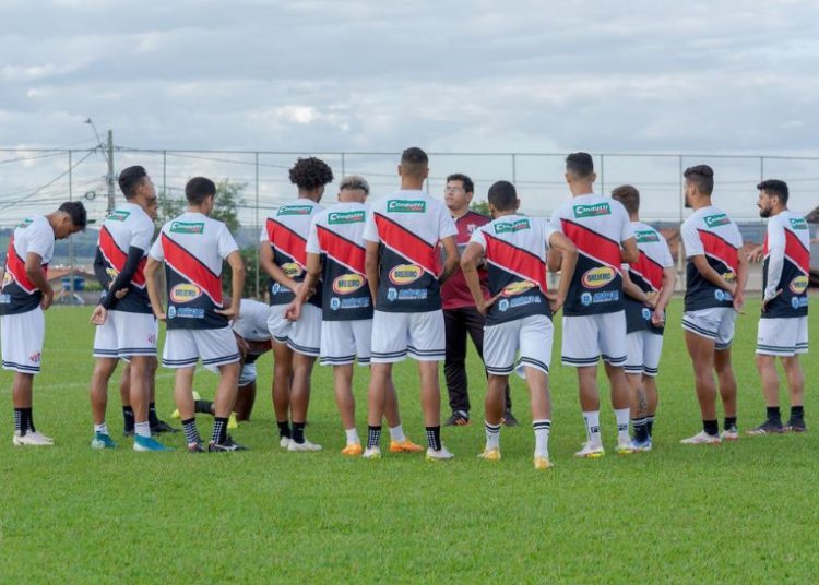 foto de treino do anápolis futebol clube, com jogadores reunidos no centro do campo