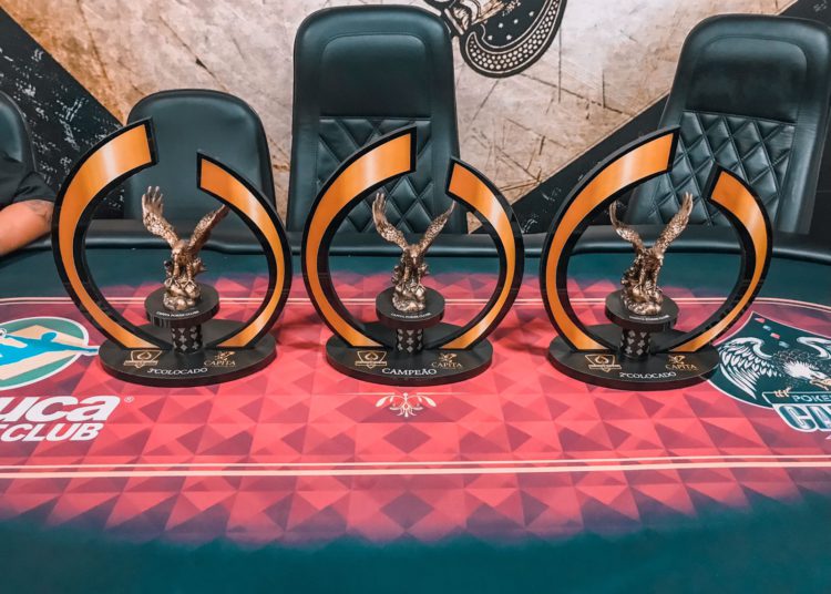 foto de três troféus, dados para os melhores no campeonato anapolino de poker