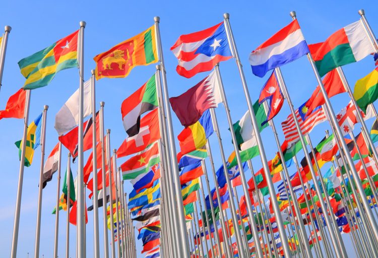 foto de várias bandeiras de países hasteadas lado a lado, representando as relações internacionais