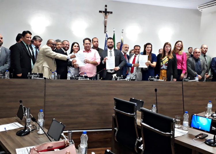 Prefeito Roberto Naves com vereadores na Câmara MUnicipal de Anápolis, entregando o projeto do Meu Lote Minha História