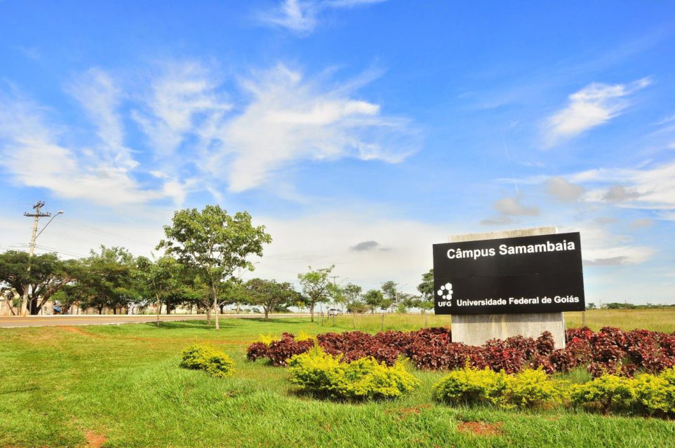 foto da entrada do campus samambaia da universidade federal de goiás, a ufg