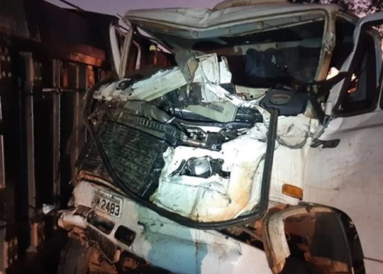 foto de caminhão amassado após batida na br-414
