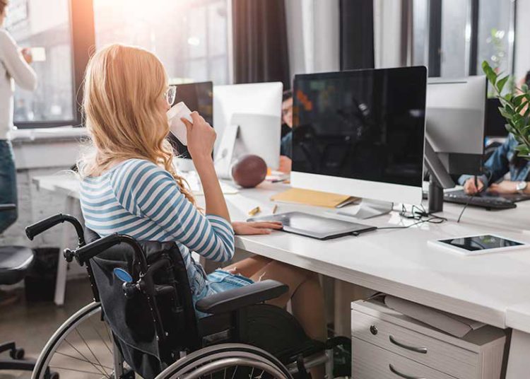 foto de pessoa com deficiÊncia em situação de trabalho