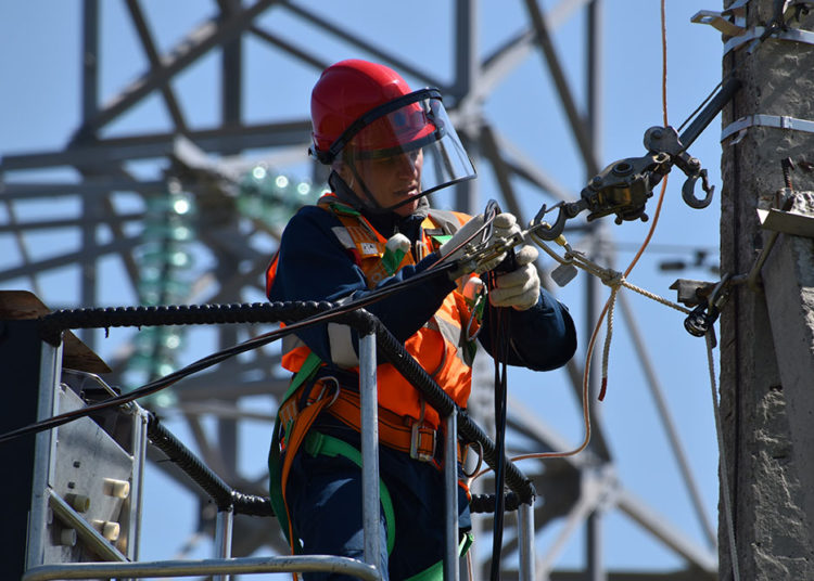 foto de eletricista realizando trabalho em fiação