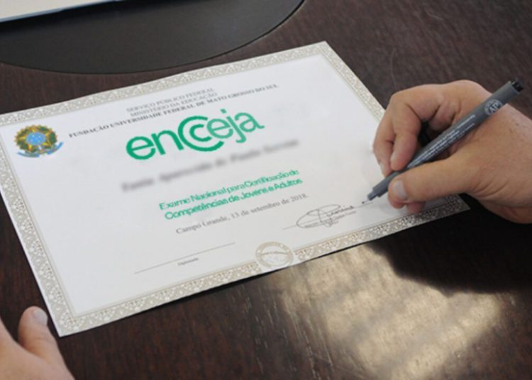 foto de diploma do encceja sendo assinado