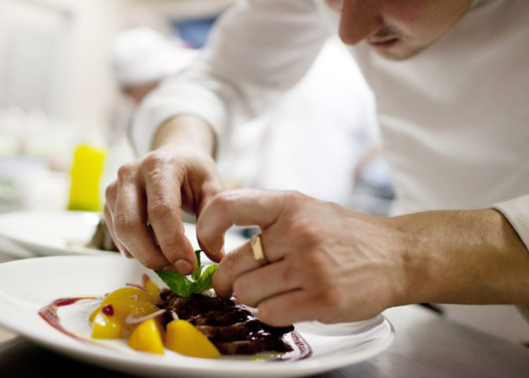 foto de chefe utilizando conhecimentos adquiridos em curso de gastronomia