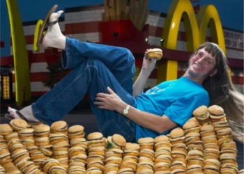foto de donald gorske, deitado em cama de Big Macs