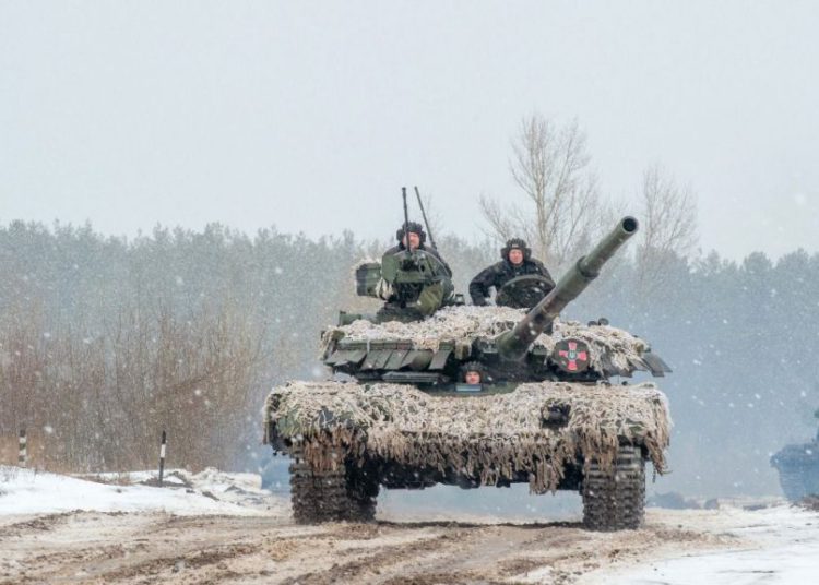 foto de tanque sendo pilotado na guerra na ucrânia