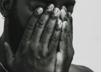 foto de homem com as mãos no rosto, representando a injúria racial