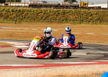 foto de dois karts disputando corrida no autódromo de anápolis