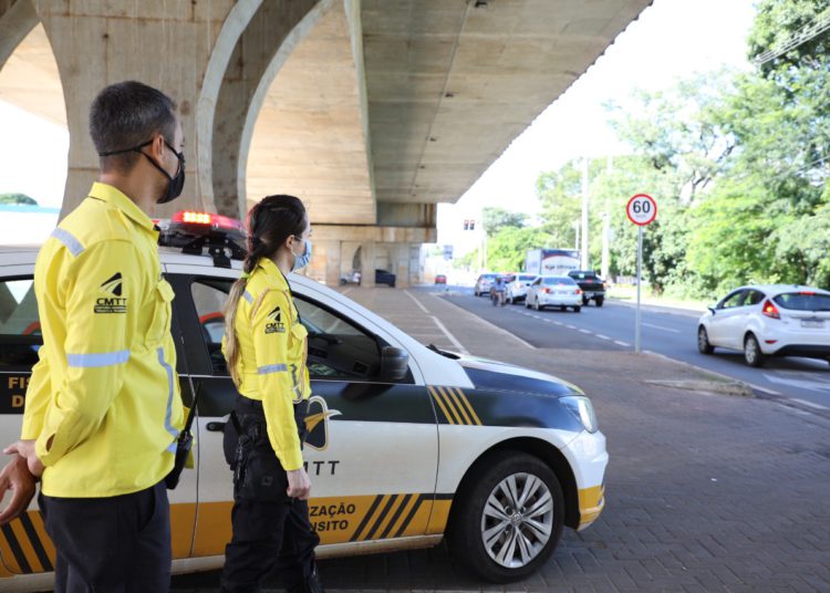 foto de agentes do cmtt durante campanha maio amarelo