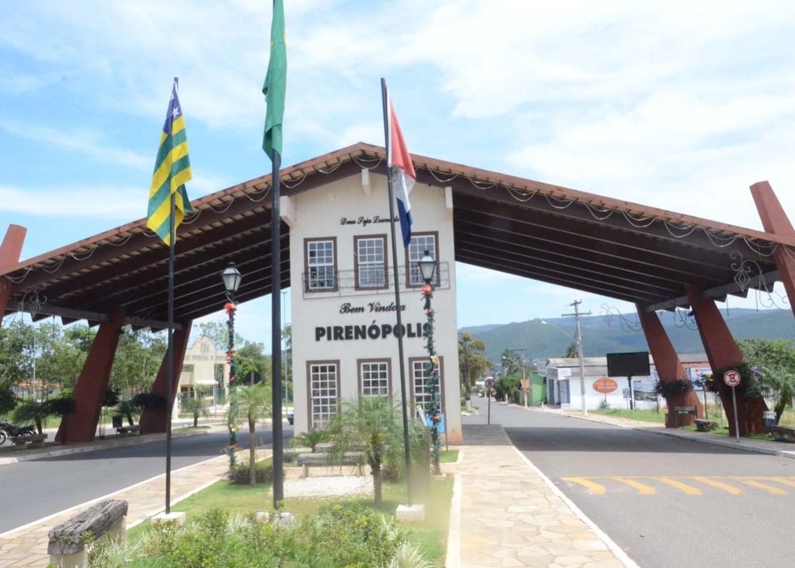 foto da entrada de pirenópolis, palco do canto da primavera kids