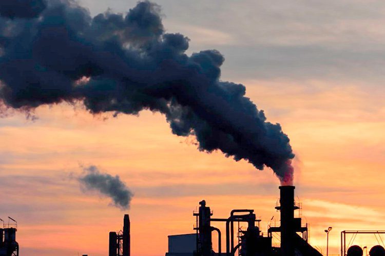 foto de poluição do ar, com chaminés industriais soltando fumaça