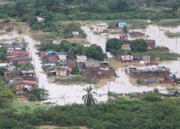 foto de bairro do recife alagado por conta das fortes chuvas