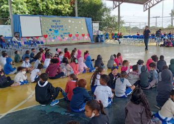 foto do pátio da escola em que fora lançado os projetos de sustentabilidade