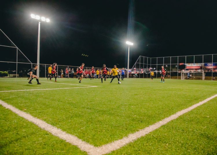 foto de partida de futebol society disputada em torneio do programa vem e faz