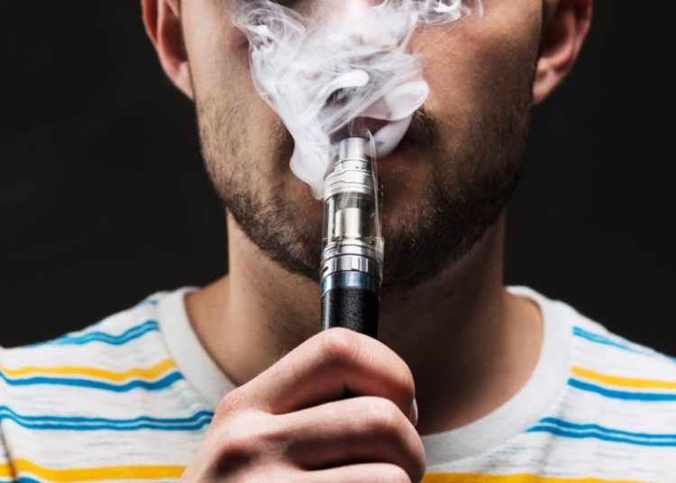 foto de adolescente fumando cigarro eletrônico