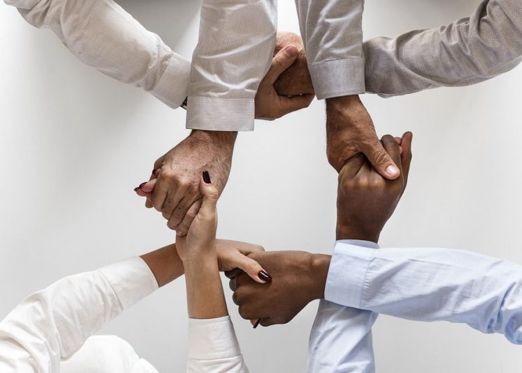 foto de pessoas dando as mãos, representando a consciência coletiva