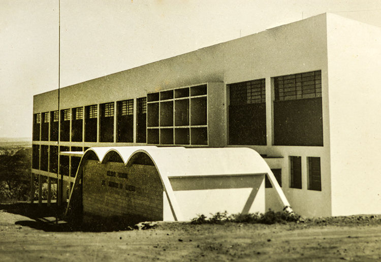 Colégio Estadual José Ludovico de Almeida
Histórico da Criação
O ponto inicial que marcou o nascimento do Colégio Estadual “José Ludovico de Almeida” foi o anteprojeto de lei, apresentado pela professora Francisca Miguel à câmara municipal de Anápolis, no ano de 1948.

Depois de sancionada a lei nº. 69 de 30 de junho de 1948, pelo prefeito Carlos de Pina, instalou-se em 02 de junho de 1948 o Ginásio Municipal de Anápolis, tendo como diretor o Bacharel em Direito, Benedito Lourenço Dias, a partir desse momento o ginásio passa a funcionar nas dependências do grupo escolar Antensina Santana no período noturno.

O ginásio municipal de Anápolis preencheu uma grande lacuna existente no ensino de Anápolis, favorecendo o ingresso de grande número de alunos carentes, sobretudo, daqueles que trabalhavam durante o dia.

Em 16 de Março de 1950 foi autorizado, por portaria do Ministério da Educação e Cultura nº. 180, o funcionamento do curso científico. Não possuindo instalações capazes de abrigar esse curso nem corpo docente credenciado e capaz de ministrar as aulas, foi celebrado entre o Estado através da Secretaria de Educação e a direção do Colégio São Francisco de Assis, um convênio para que esse Educandário ministrasse as aulas do curso científico, a partir de 1951, nas dependências do Colégio São Francisco de Assis.

É pela portaria n° 79, de 17 de Setembro de 1958 que o Colégio passa a se denominar Colégio Estadual “José Ludovico de Almeida”, nome dado em homenagem ao então Governador José Ludovico de Almeida. A sessão solene de inauguração do prédio próprio realizou-se no dia 21 de Setembro de 1958 com a presença de uma grande parte da comunidade anapolina e goiana que compareceram para prestigiar o evento.
