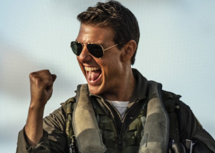 foto de tom cruise durante atuação para o filme top gun maverick