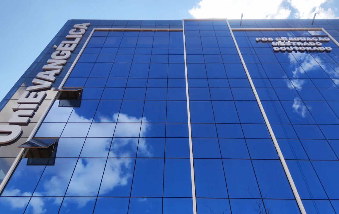 foto de prédio cheio de janelas na unievangélica