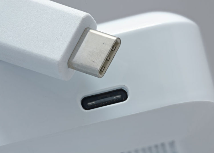 foto de carregador de celular modelo USB-C