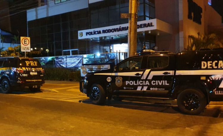 foto de viatura da polícia civil em frente a delegacia