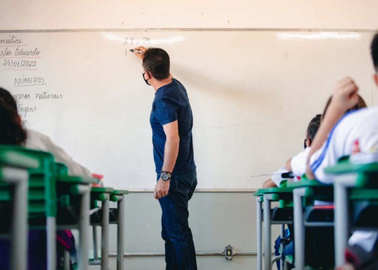 foto de professor dando aula