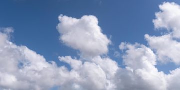 foto do céu azul, com muitas nuvens