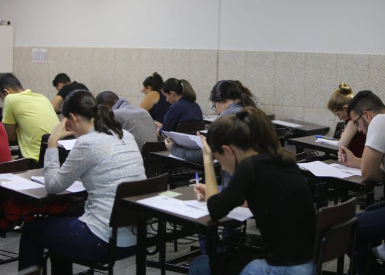 foto de prova de concurso público sendo realizada em sala com concorrentes