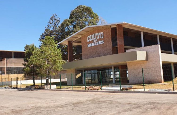 foto de prédio do colégio couto magalhães, onde ocorre a colônia de férias