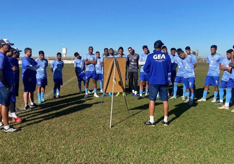 elenco do grêmio anápolis em círculo focado em prancheta do treinador. Time disputa a Série D de 2022