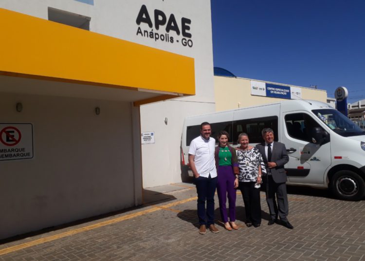 foto de gustavo mendanha, mayara mendanha, vander lúcio barbosa e nancy de oliveira frente a fachada da apae anápolis