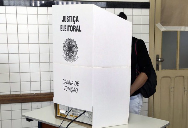 foto de pessoa votando em cabine eleitoral