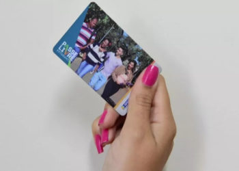 foto de mão segurando cartão do passe livre estudantil