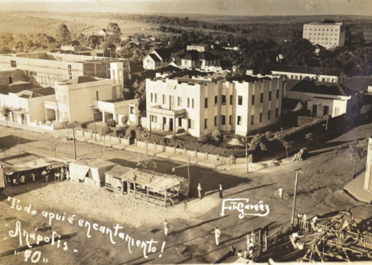 registro da história de anápolis, com foto antiga da praça bom jesus, datada de 1948