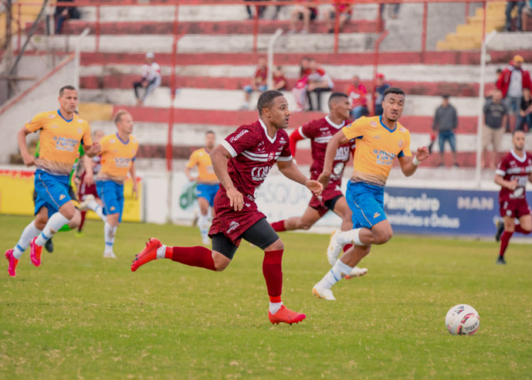 foto de jogador Tony Júnior em campo, arrancando com a bola nos pés. Jogador é novo contratado do Galo para a Série D