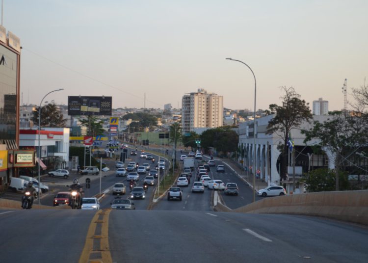 foto de trânsito em anápolis na avenida brasil