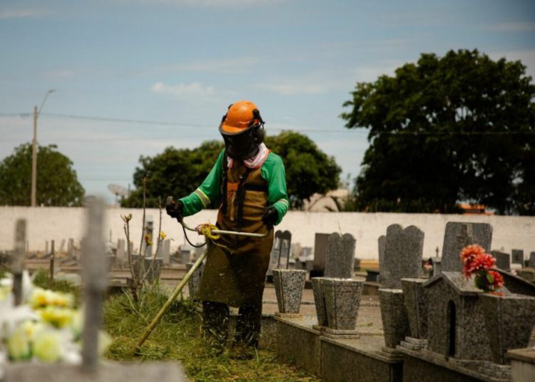 foto de homem trabalhando em um dos cemitérios de anápolis
