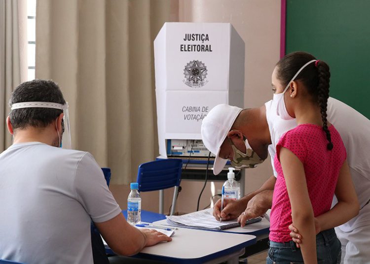 foto de eleitor realizando voto durante eleições de 2018