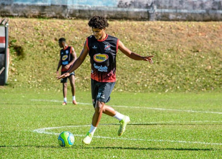 Foto de jogador do Anápolis treinando para jogo da Série D