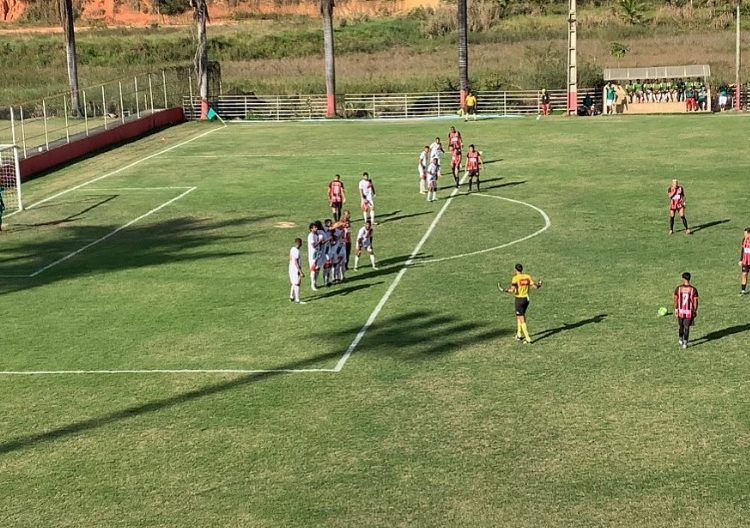 foto de campo de futebol ocorrendo partida entre anápolis e real noroeste