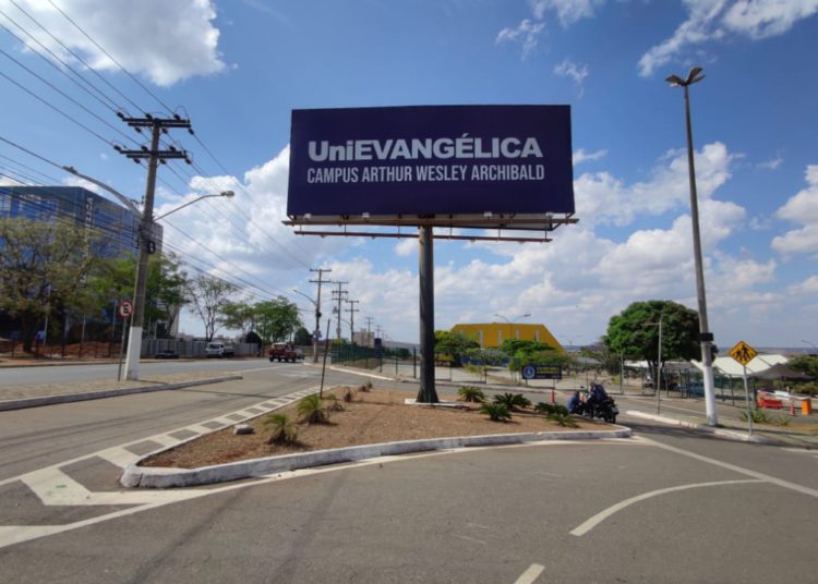 foto de outdoor de campus da unievangélica