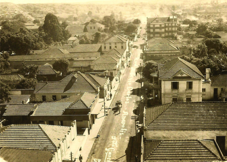 foto antiga da rua antônio carlos, em anápolis